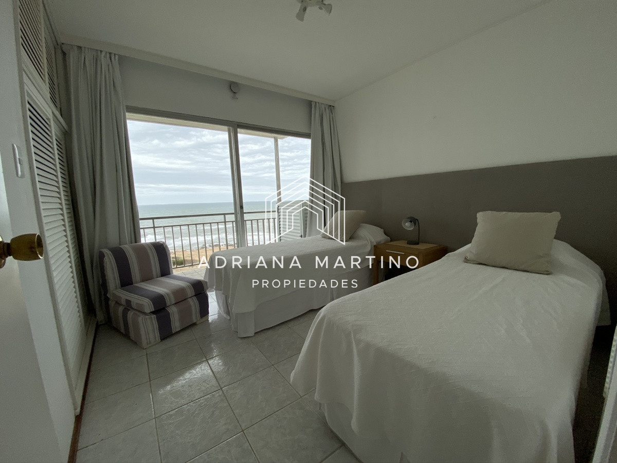 Apartamento ID.37621 - Cómoda planta en primera línea playa brava 