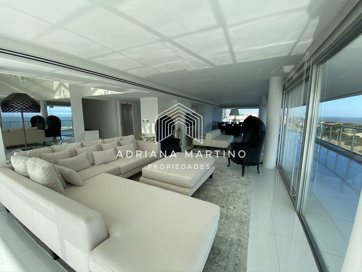 Apartamento ID.37018 - Lujoso Penthouse ubicado frente al mar en la Brava. 