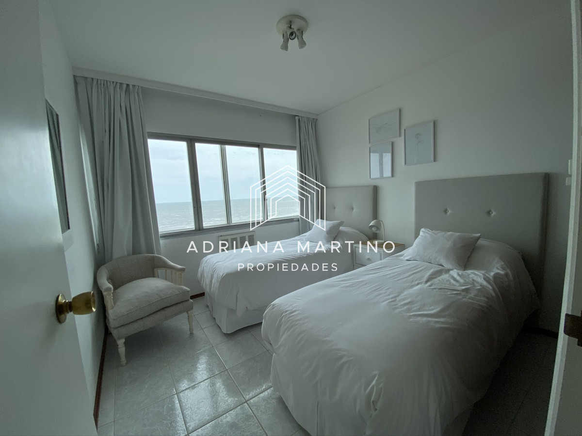 Apartamento ID.37621 - Cómoda planta en primera línea playa brava 