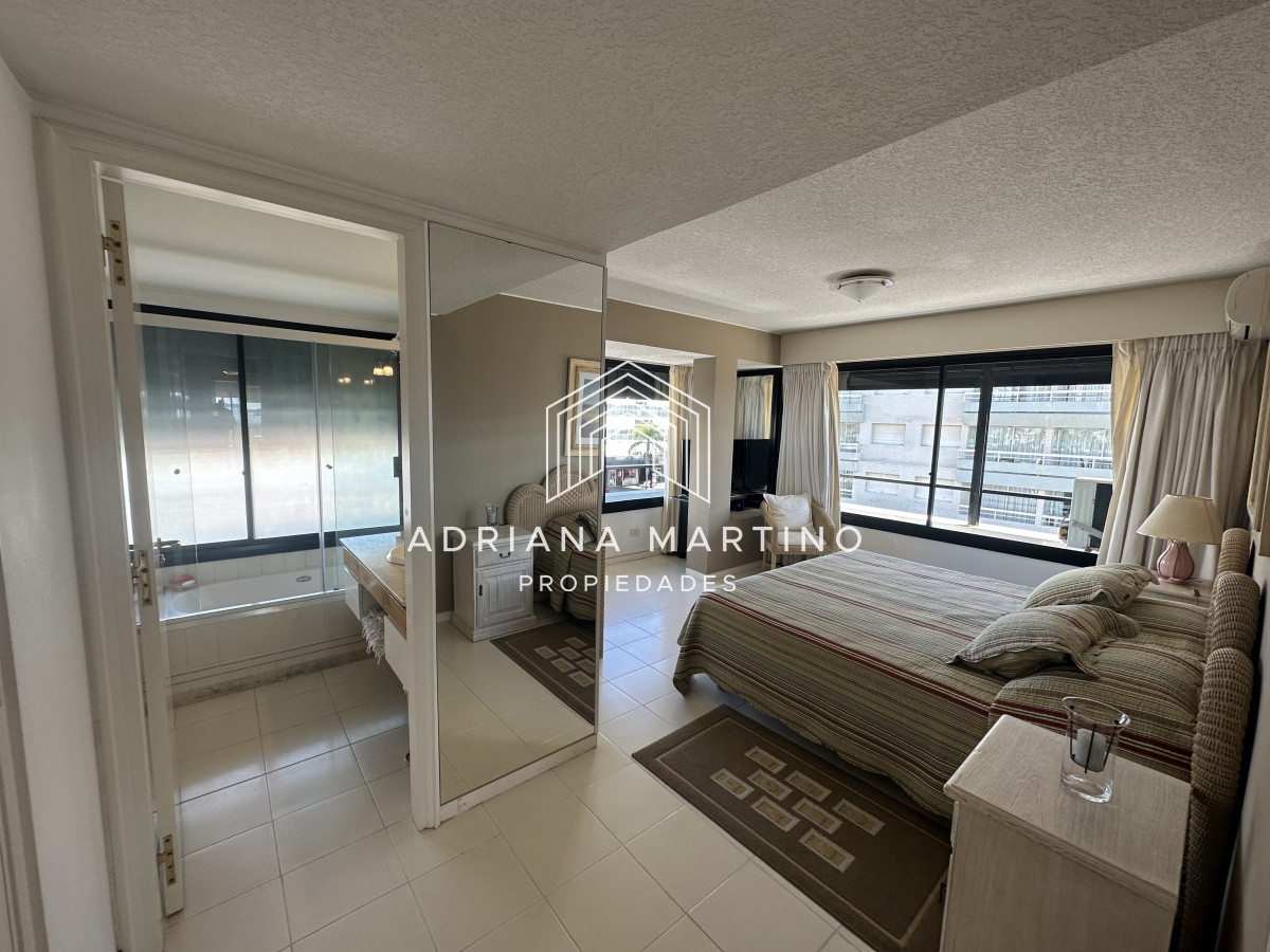 Apartamento ID.70421 - Hermosa y amplia unidad de lujo en el Puerto de Punta del Este