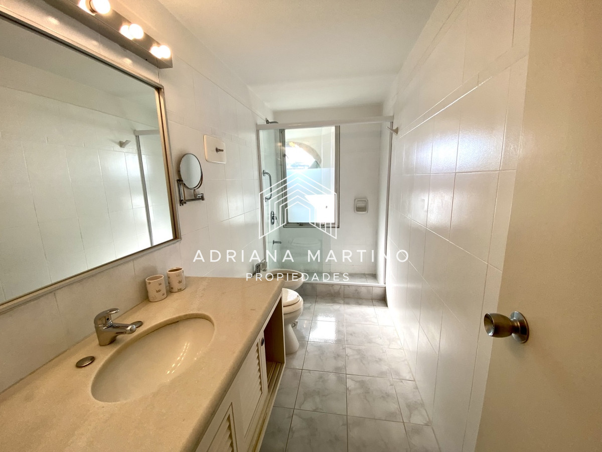 Apartamento ID.70491 - Amplio y luminoso apartamento frente al mar, excelente ubicacion!