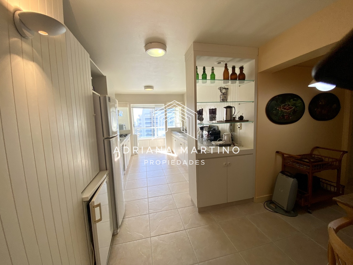 Apartamento ID.70491 - Amplio y luminoso apartamento frente al mar, excelente ubicacion!