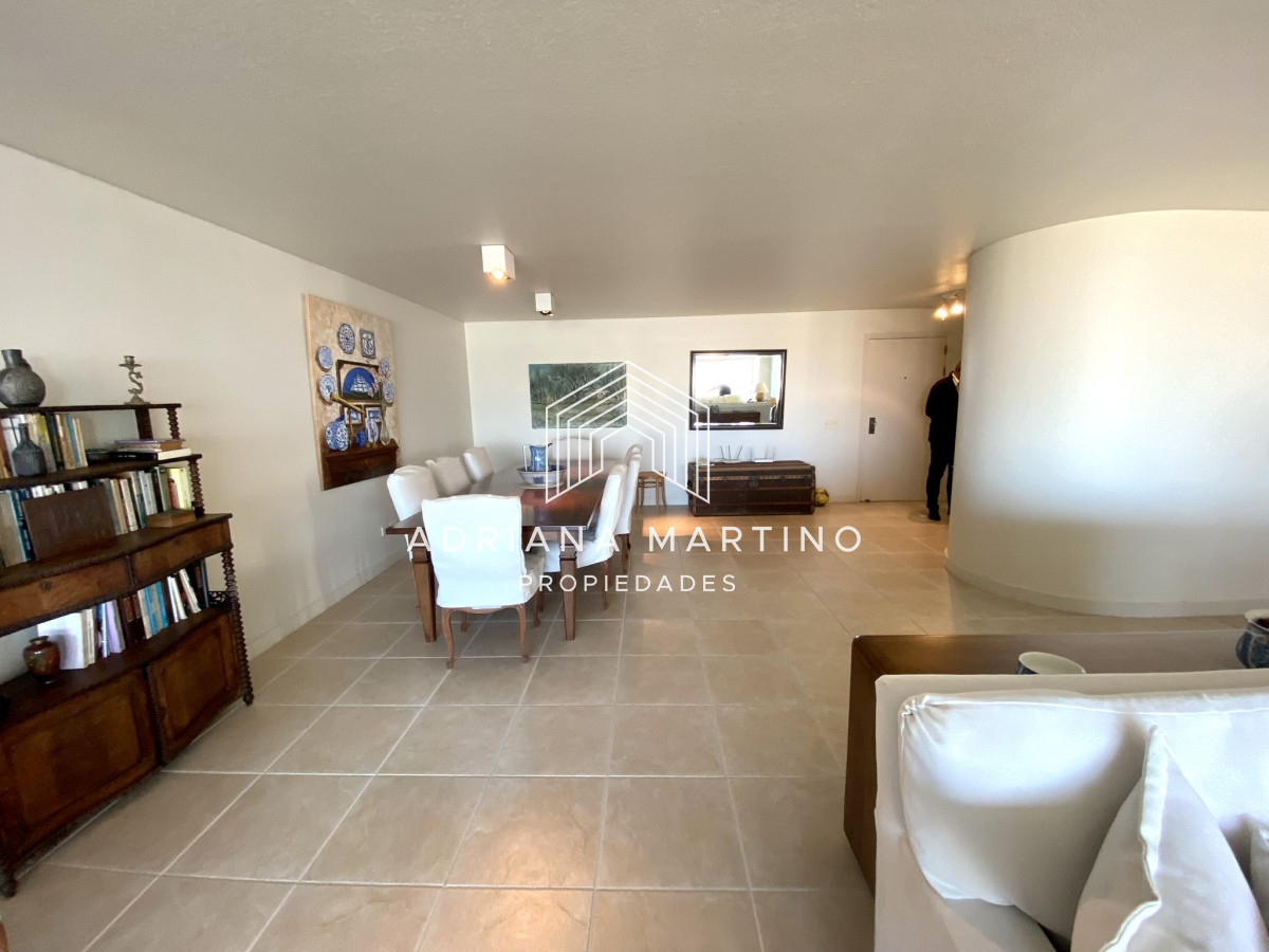 Apartamento ID.70491 - Amplio y luminoso apartamento frente al mar, excelente ubicacion!