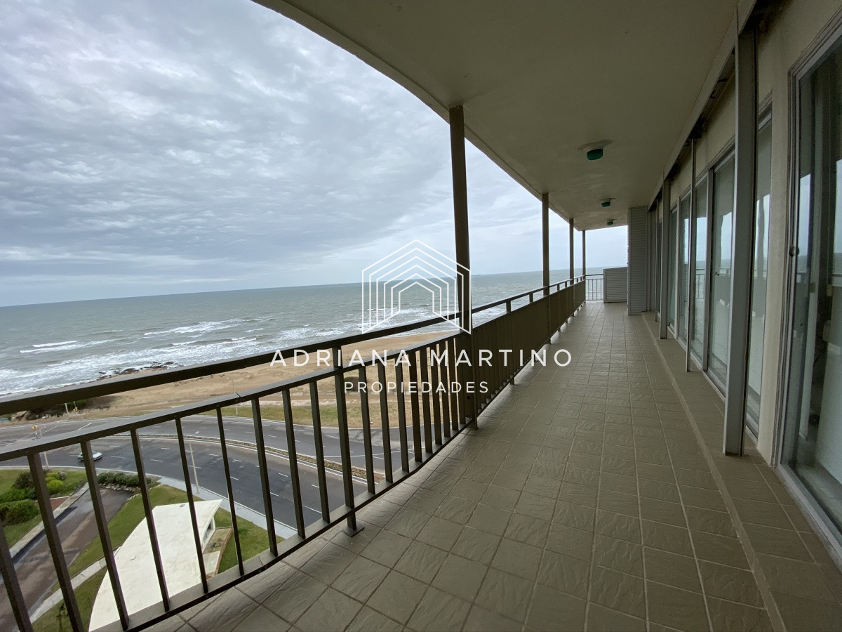 Apartamento ID.37621 - Cómoda planta en primera línea playa brava 