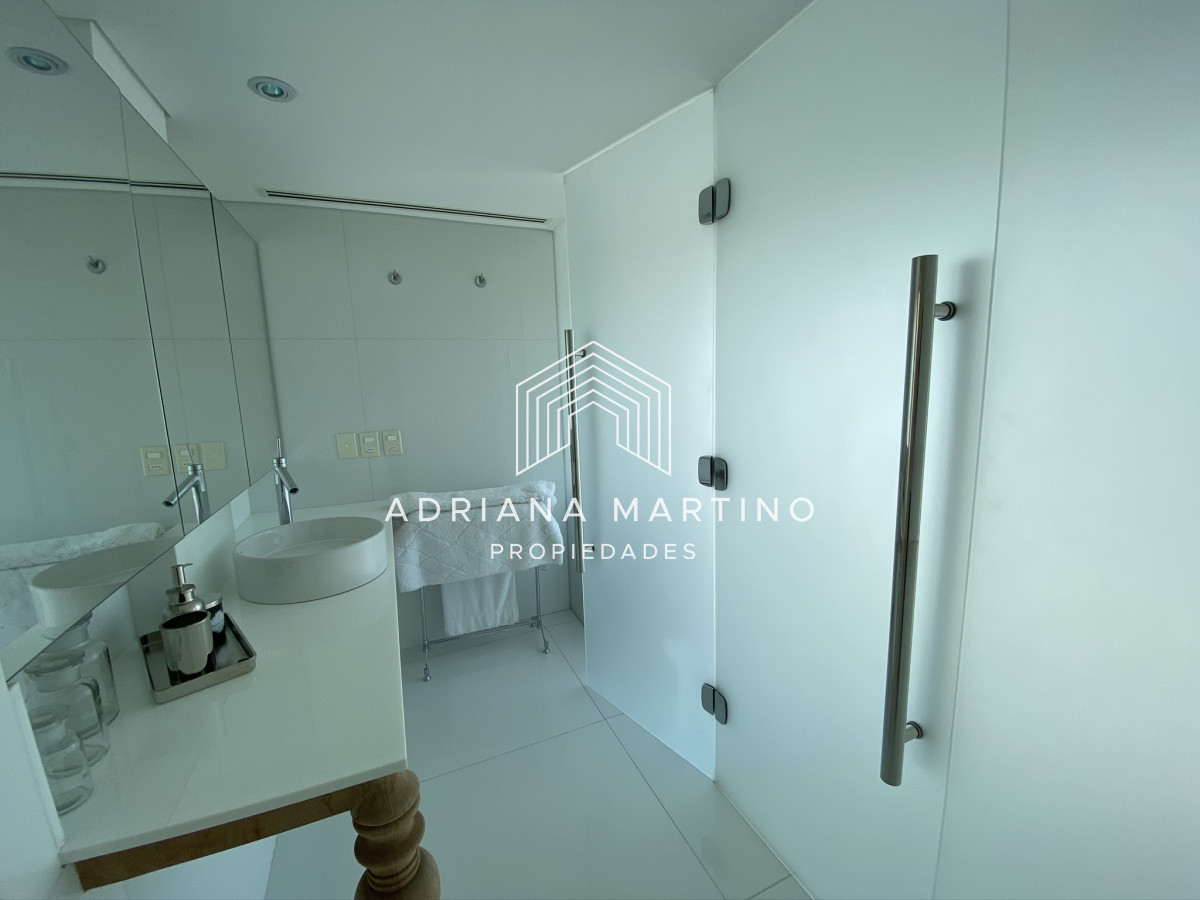 Apartamento ID.37018 - Lujoso Penthouse ubicado frente al mar en la Brava. 