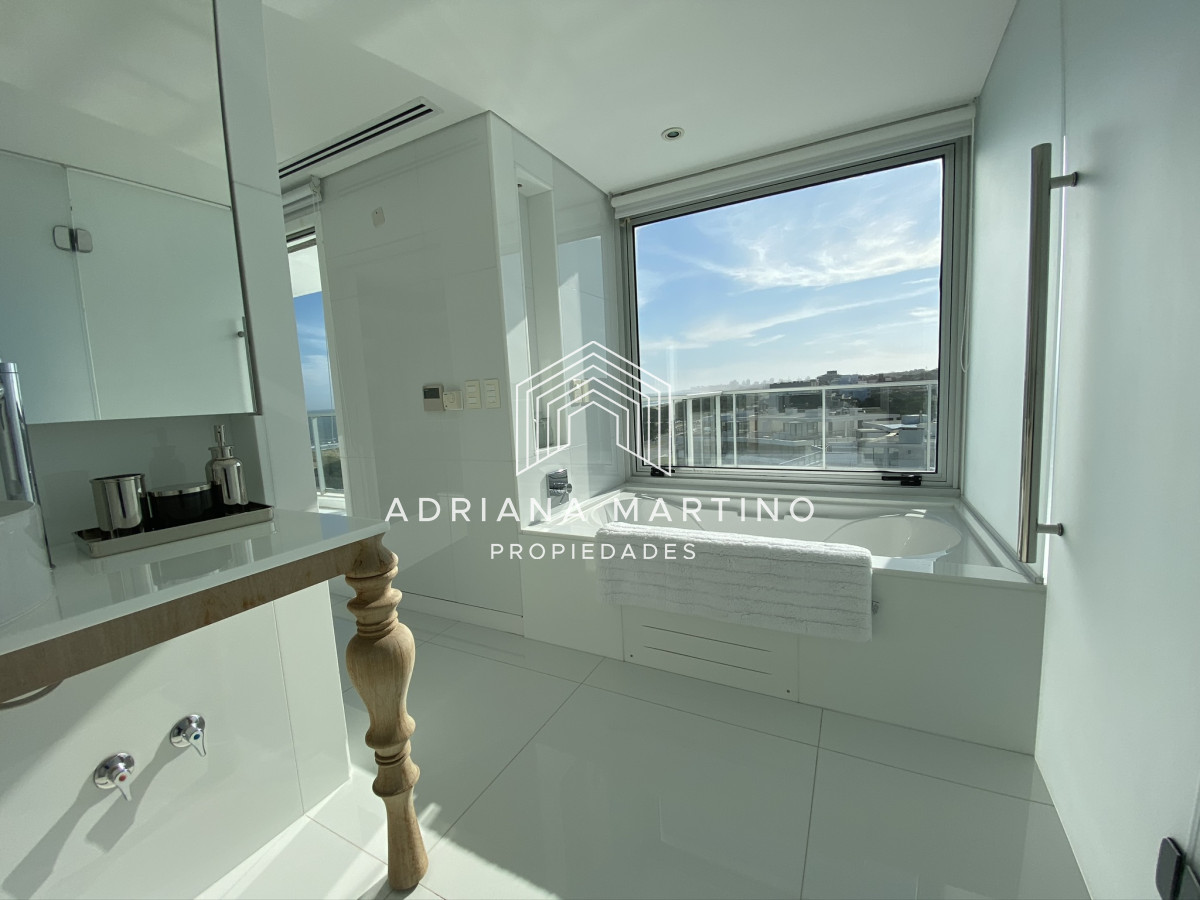 Apartamento ID.37018 - Lujoso Penthouse ubicado frente al mar en la Brava. 