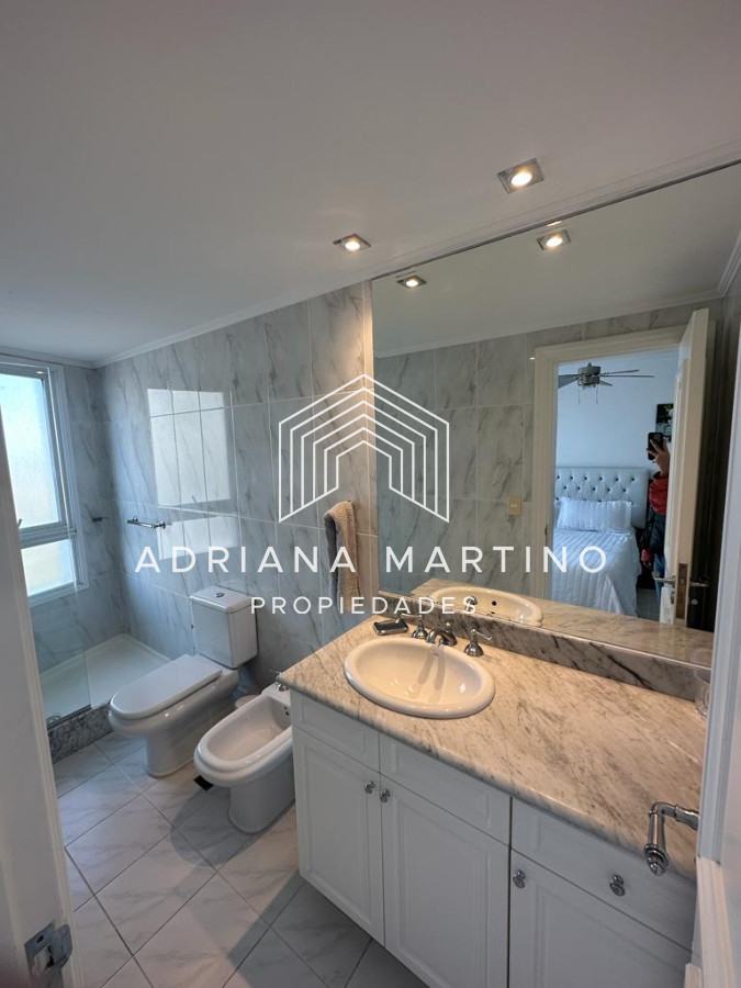Apartamento ID.69357 - Hermoso y amplio apartamento en playa Mansa, Punta del Este!