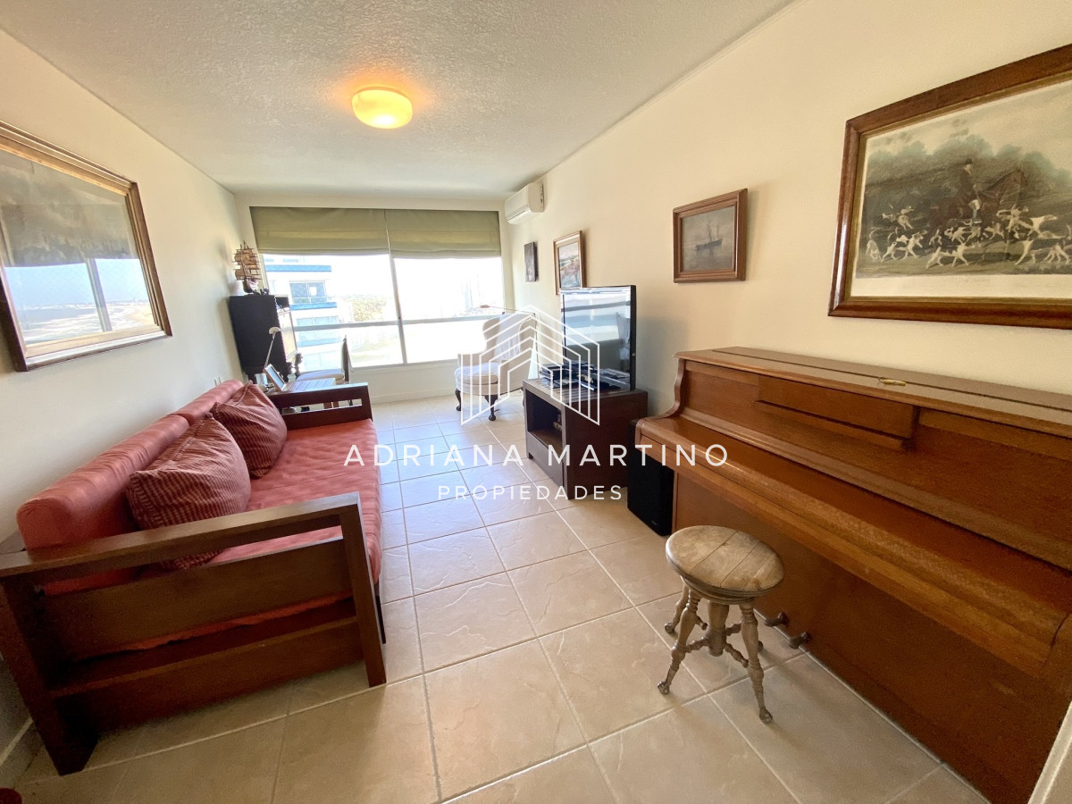 Apartamento ID.70491 - Amplio y luminoso apartamento frente al mar, excelente ubicacion!