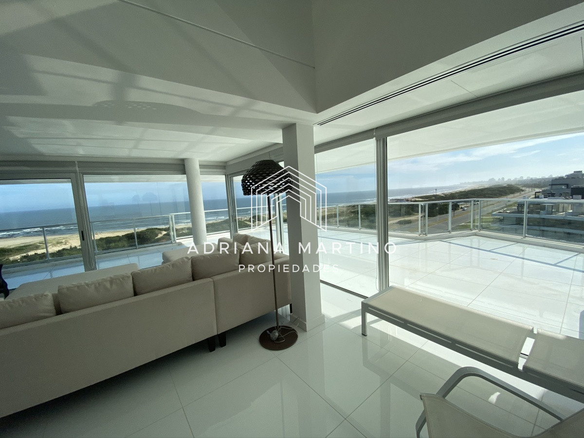 Apartamento ID.37018 - Lujoso Penthouse ubicado frente al mar en la Brava. 