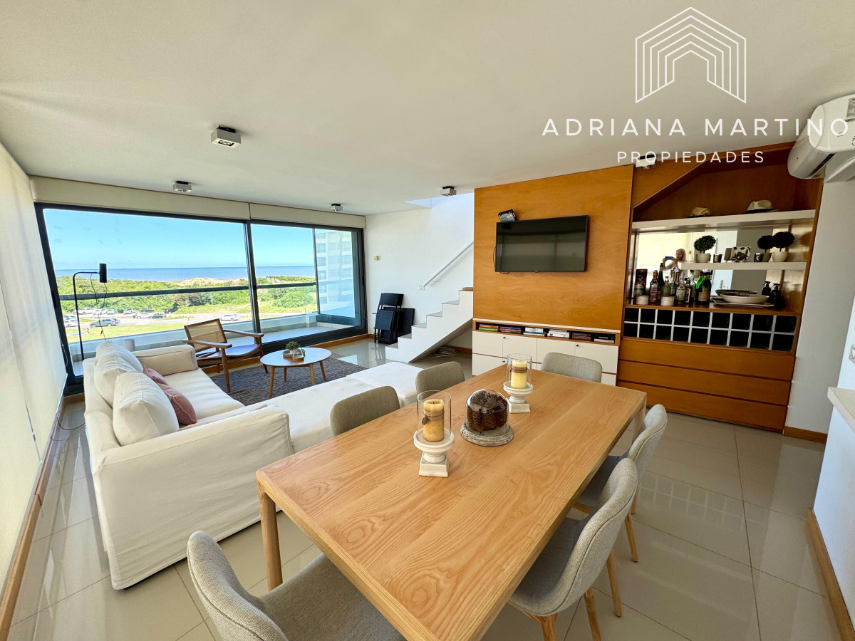 Excelente penthouse duplex en primera línea playa brava