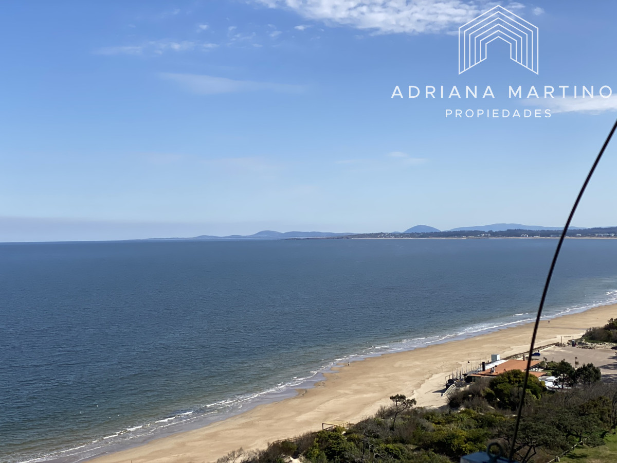 Espectacular apartamento de excelente calidad de construcción. Terraza superior con parrillero cerrado. Amplios y luminosos ambientes. Frente al mar.