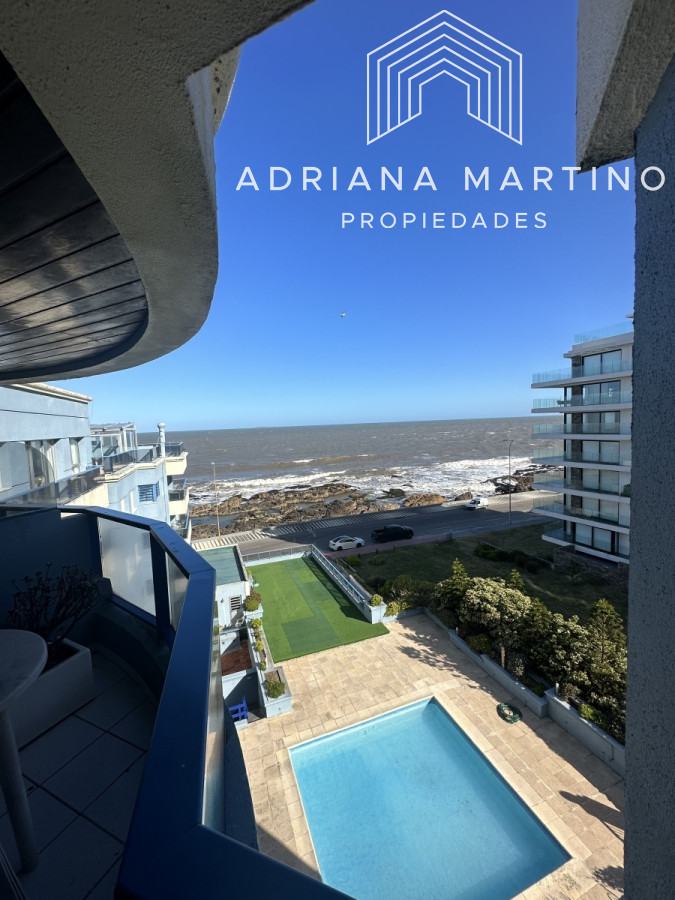 Apartamento en Península-Punta del Este con hermosa vista al mar.
