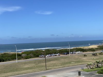 Edificio de categoría en primera línea playa brava 