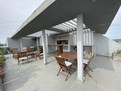 Excelente Pent House con hermosa vista al mar y espectacular terraza con yacuzzi.