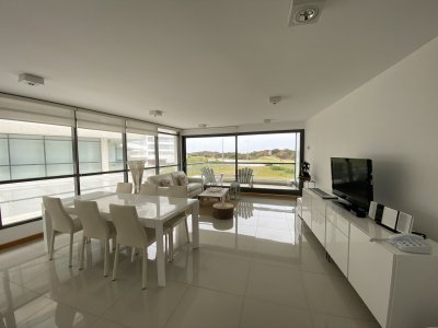Amplio apartamento de categoria en primera linea a playa brava 