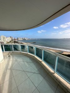 Hermoso y amplio apartamento en playa Mansa, Punta del Este!