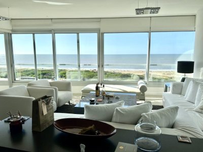 Excelente apartamento de categoría en alquiler temporal frente al mar en primera línea de Playa Brava, Punta del Este.