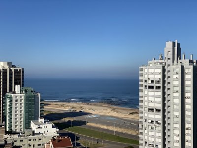 Espectacular apartamento ubicado en Aidy Grill Punta del Este con vista al mar. 