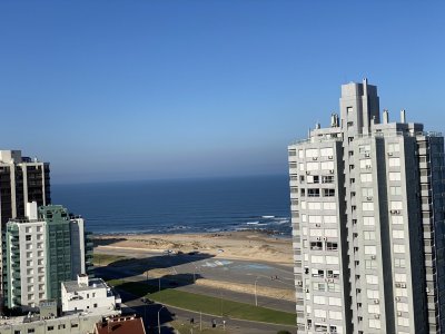 Excelente ubicación muy cerca del mar. Cómodo apartamento . Ambientes iluminados y amplios. 