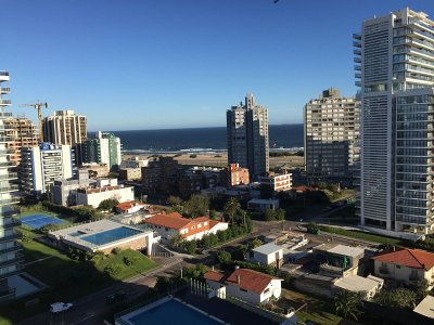 Muy lindo apartamento ubicado Av. Chiverta Punta del Este.