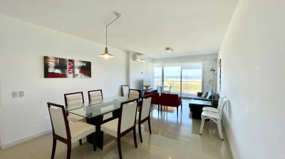 Excelente apartamento en primera línea de Playa Brava, Punta del Este.
