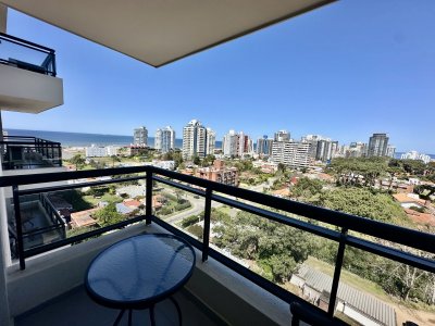   Excelente oportunidad de Apartamento a metros de playa Brava - Punta del Este
 
Hermosa Unidad en edifico moderno de  1 Dormitorio y  1 Baño
Terraza abierta 
Cocina Integrada
 Living Comedor 
Cochera fija 
Excelentes Amenities :
Piscina exterior climatizada, gimnasio, parrillero, portería, servicio de lavadero, WIFI incluido, sala de reuniones, estacionamiento, sala cyber, y más. 
Consulte con nuestros asesores para más información o coordinar una visita! 
