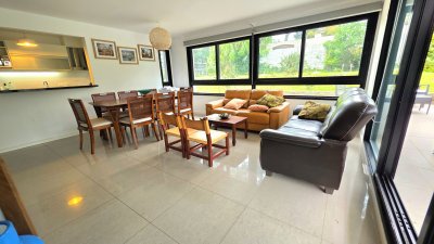 Mansa, oportunidad exclusiva a pasos del mar , edificio con buenos servicios.