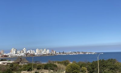 Espectacular ubicación frente al mar sobre Playa Mansa. Ambientes muy amplios y luminosos. Gran terraza. Excelente construcción y gran superficie