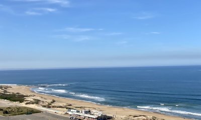 Amplia planta en edificio de trayectoria en Primera linea a Playa Mansa