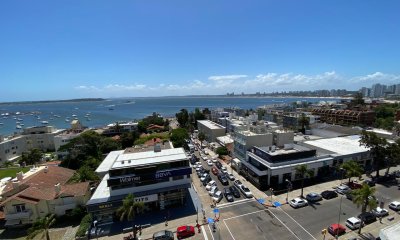 Excelente ubicación muy cerca del mar. Con vista al mar y al puerto. Amplios, luminosos y cómodos ambientes. Grandes placares y espectacular terraza.