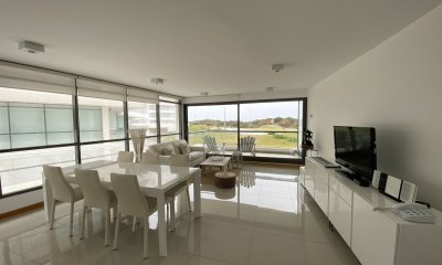 Amplio apartamento de categoria en primera linea a playa brava