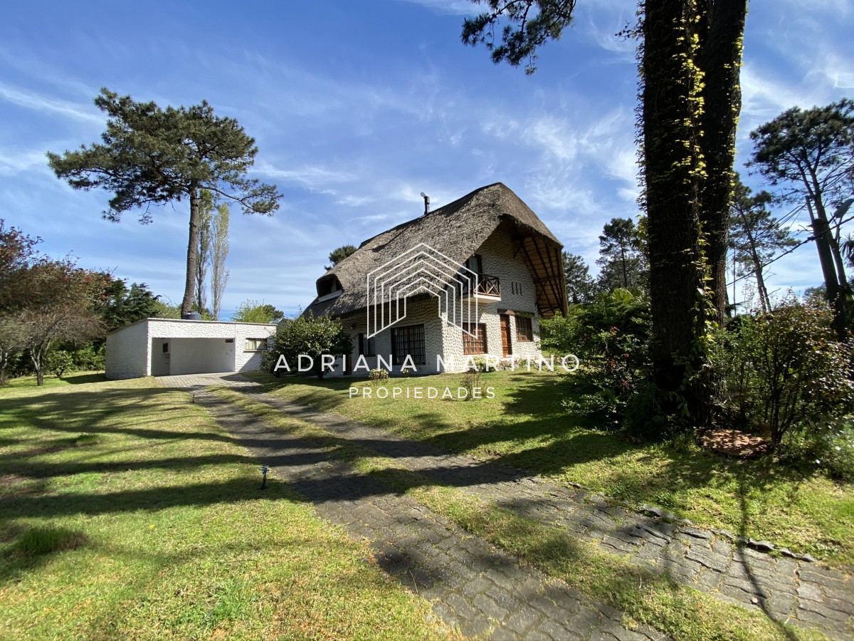 Casa ID.33379 - Casa en Pinares. Tres dormitorios, uno en suite, toilette, living comedor, dependencia de servicio. Piscina.