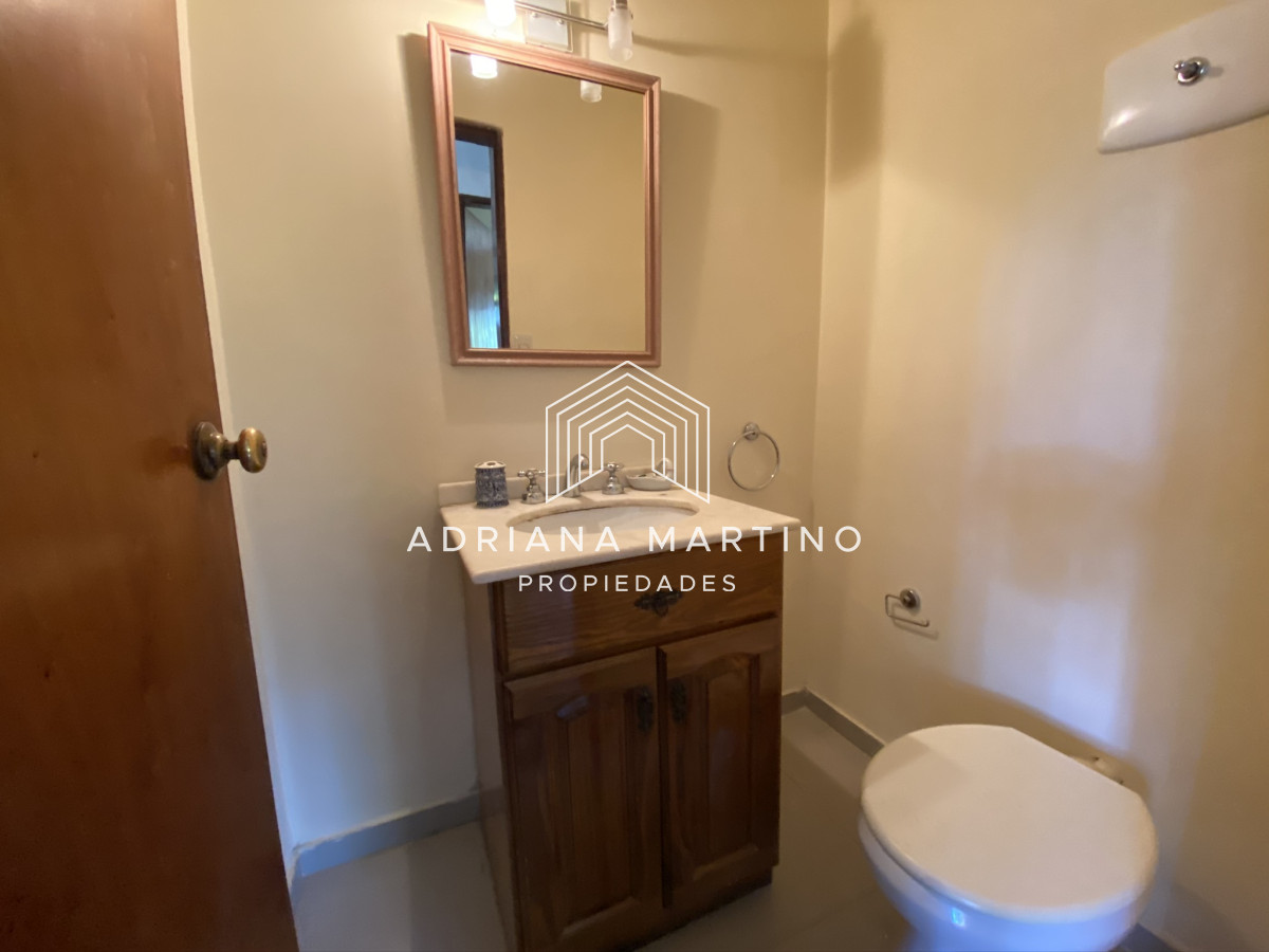 Casa ID.33379 - Casa en Pinares. Tres dormitorios, uno en suite, toilette, living comedor, dependencia de servicio. Piscina.