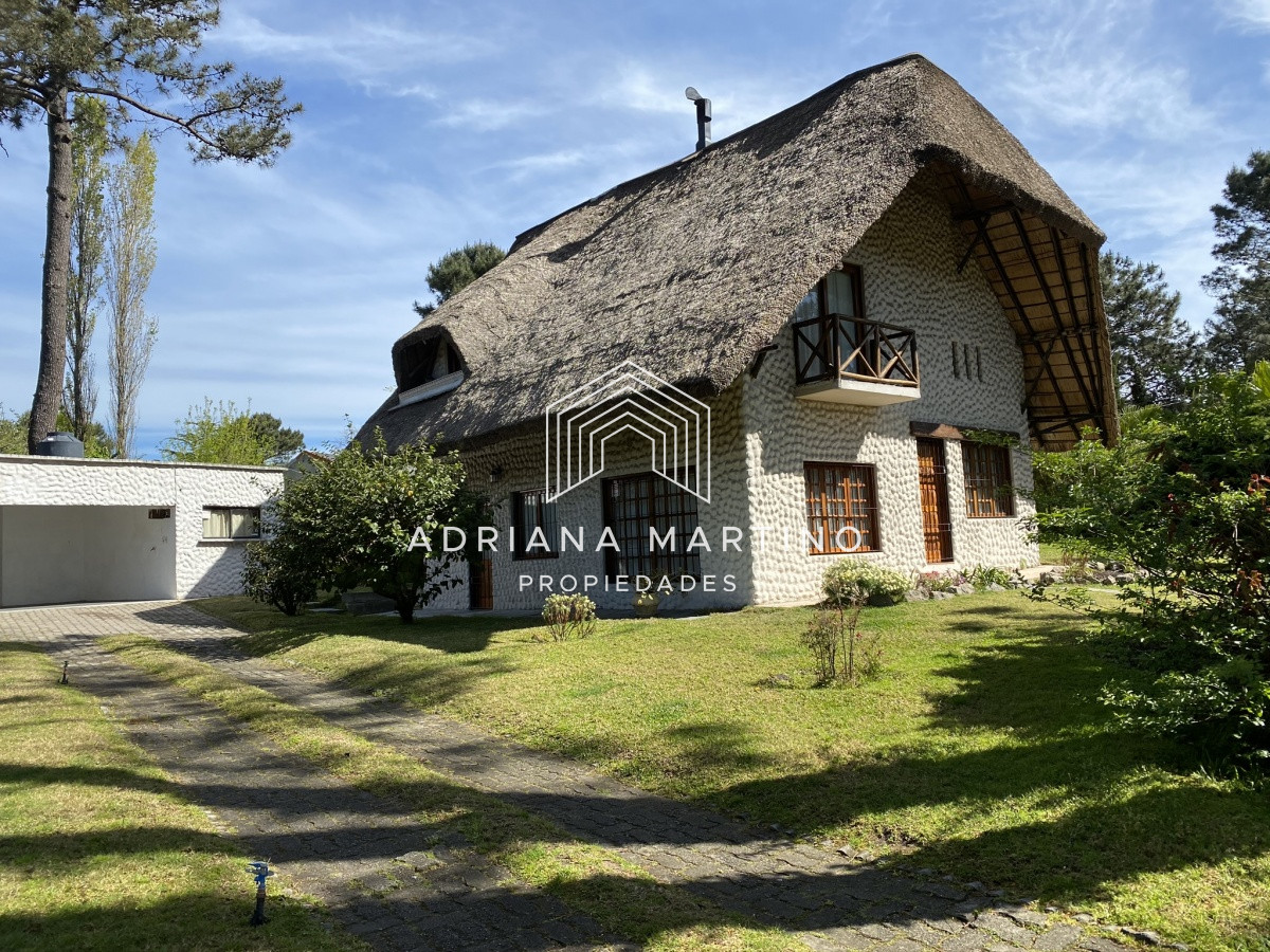 Casa ID.33379 - Casa en Pinares. Tres dormitorios, uno en suite, toilette, living comedor, dependencia de servicio. Piscina.