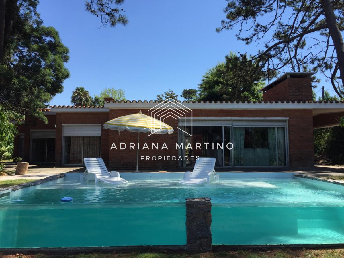 Hermosa casa con piscina y parque a metros del Mar en Playa Mansa - GoPunta - Portal Inmobiliario de Punta del Este - Maldonado