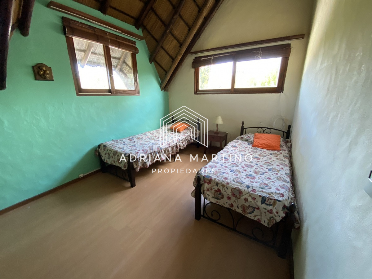 Casa ID.33379 - Casa en Pinares. Tres dormitorios, uno en suite, toilette, living comedor, dependencia de servicio. Piscina.