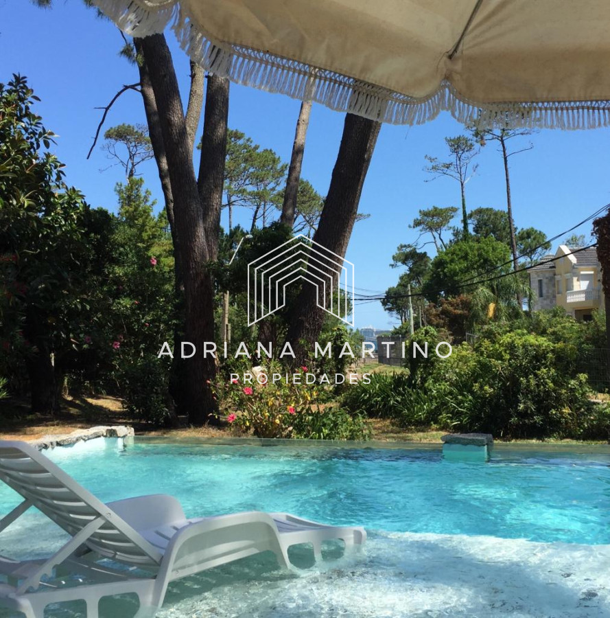Hermosa casa con piscina y parque a metros del Mar en Playa Mansa - GoPunta - Portal Inmobiliario de Punta del Este - Maldonado