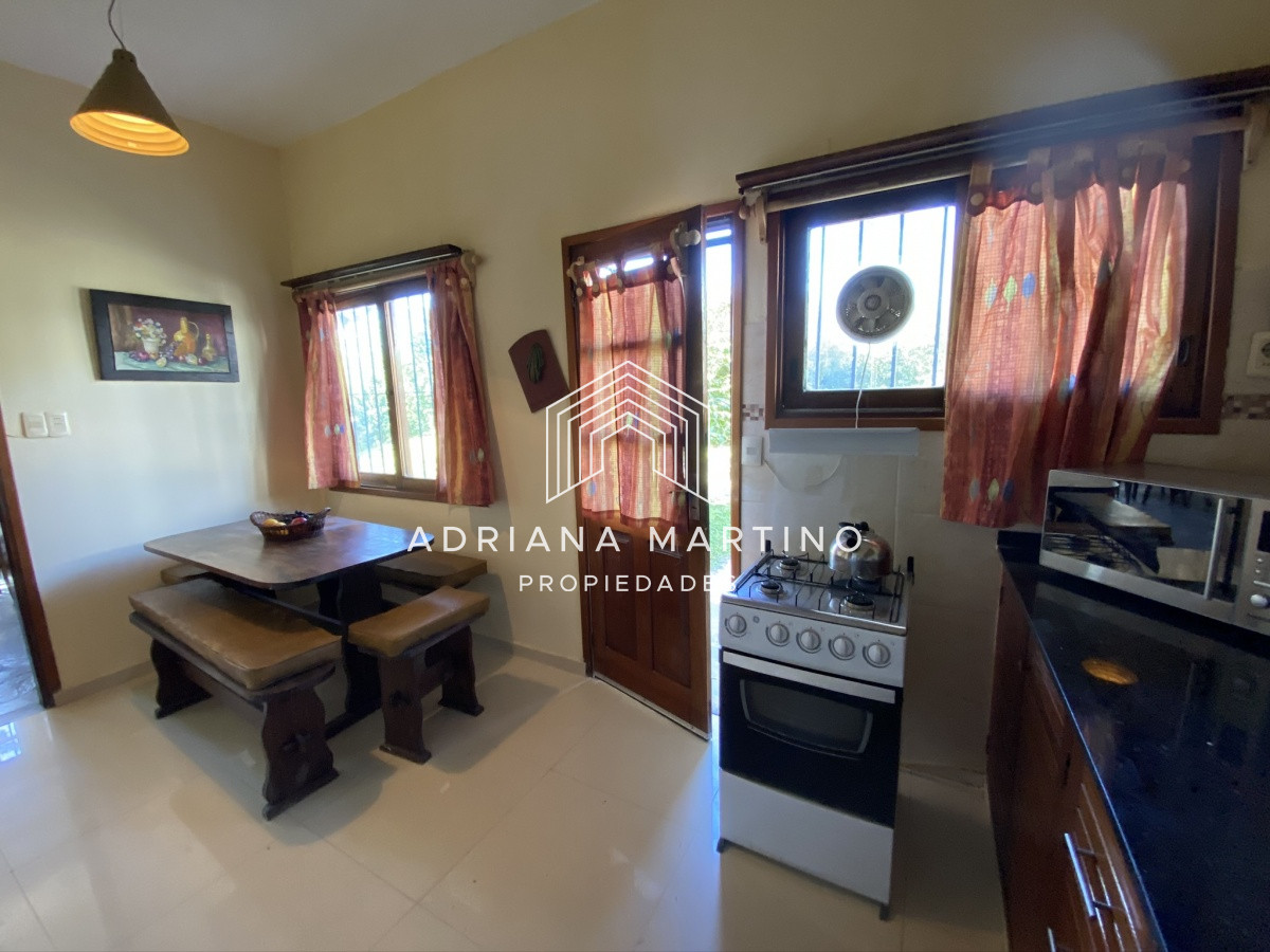 Casa ID.33379 - Casa en Pinares. Tres dormitorios, uno en suite, toilette, living comedor, dependencia de servicio. Piscina.