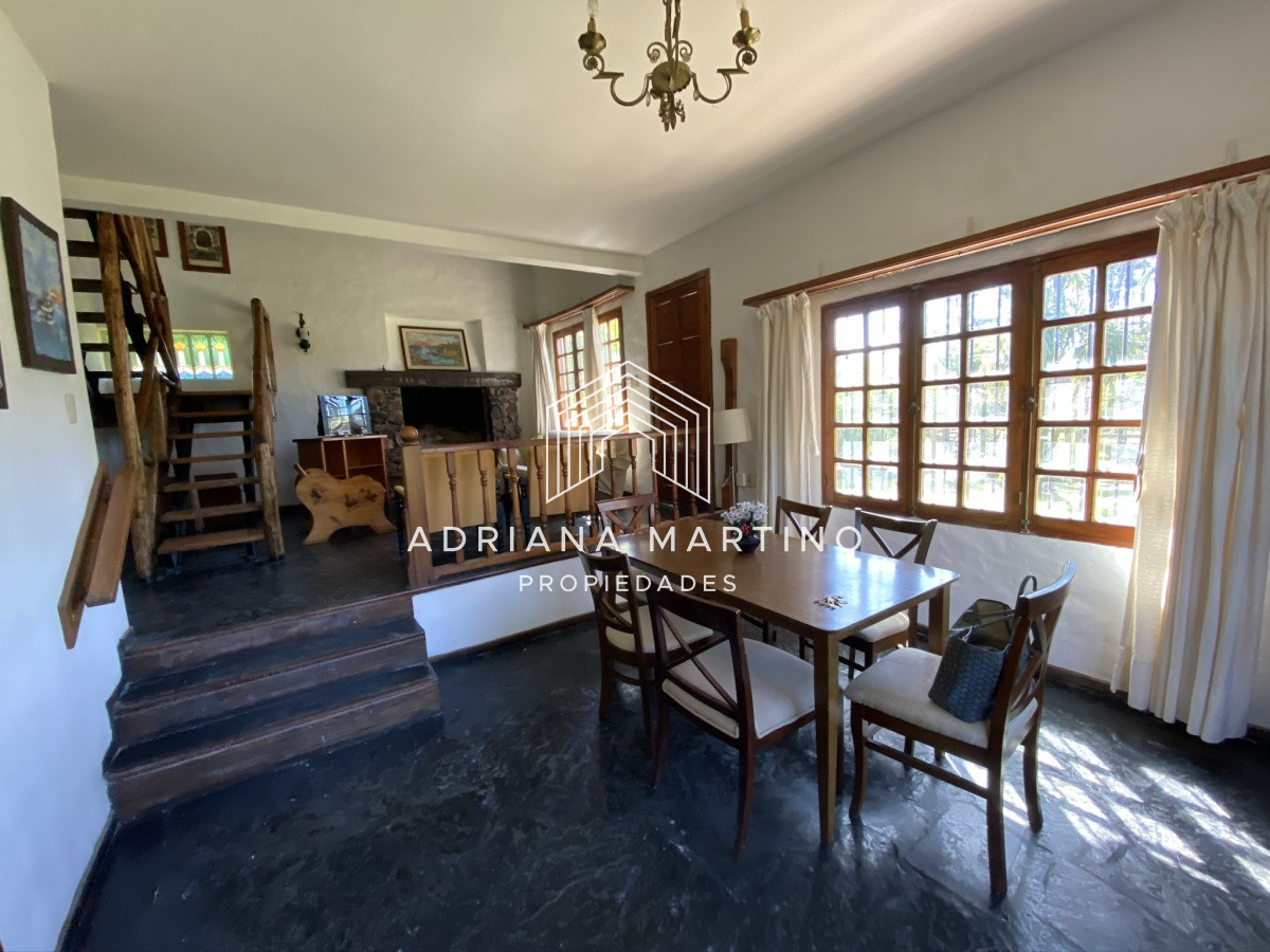 Casa ID.33379 - Casa en Pinares. Tres dormitorios, uno en suite, toilette, living comedor, dependencia de servicio. Piscina.