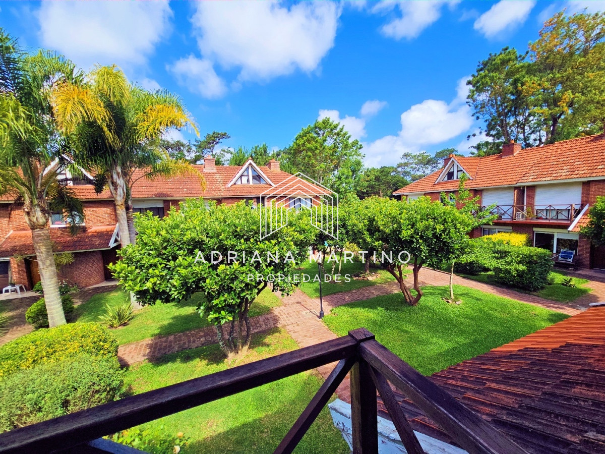 Hermoso duplex con parrillero en zona ideal para vivir todo el año.