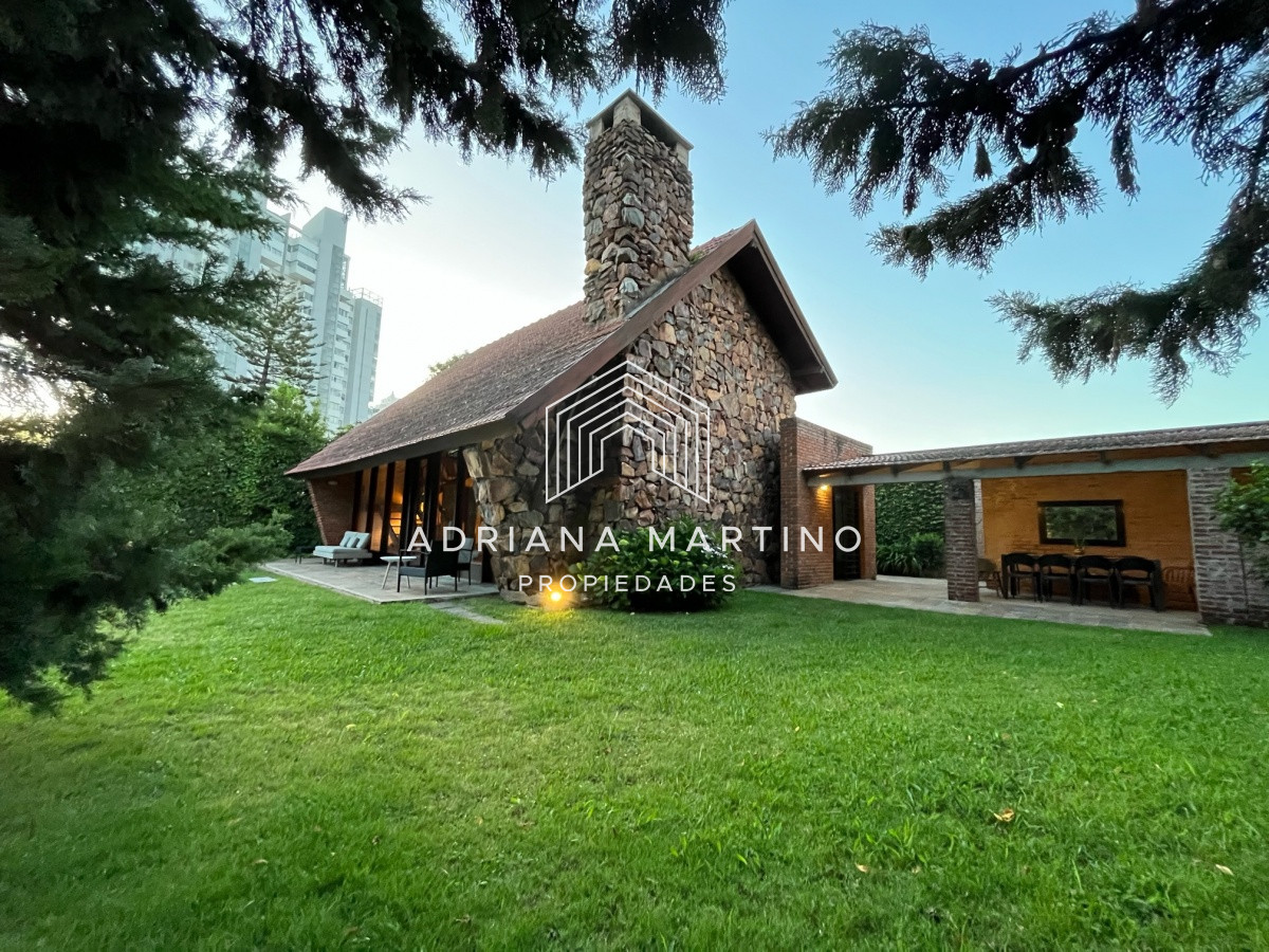 Hermoso chalet en Playa Mansa a media cuadra del Mar. Con paredes de piedra, techo de madera, muy acogedora y elegante.