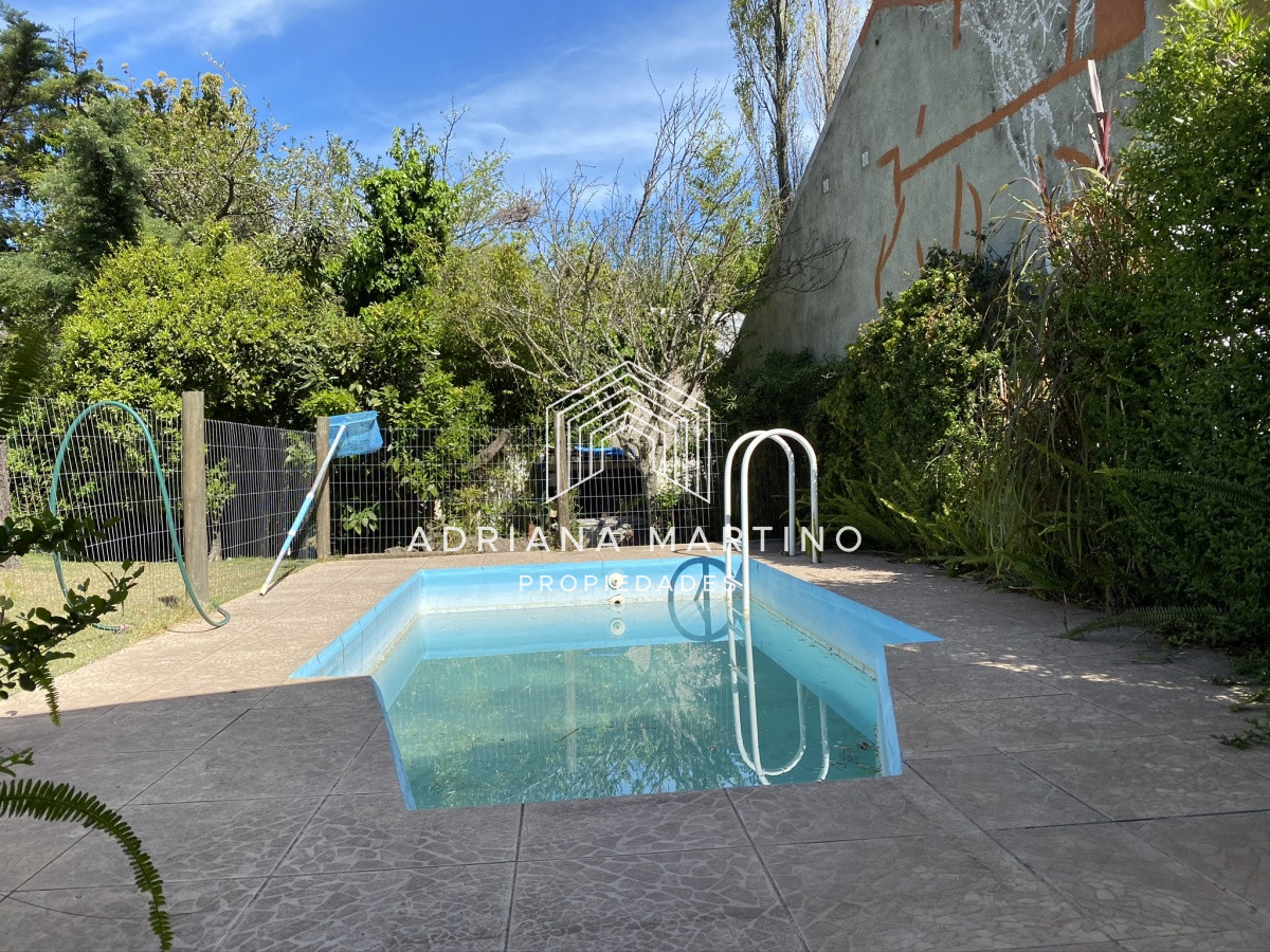 Casa ID.33379 - Casa en Pinares. Tres dormitorios, uno en suite, toilette, living comedor, dependencia de servicio. Piscina.