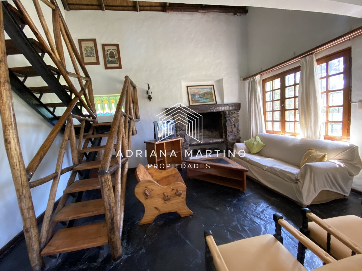 Casa ID.33379 - Casa en Pinares. Tres dormitorios, uno en suite, toilette, living comedor, dependencia de servicio. Piscina.