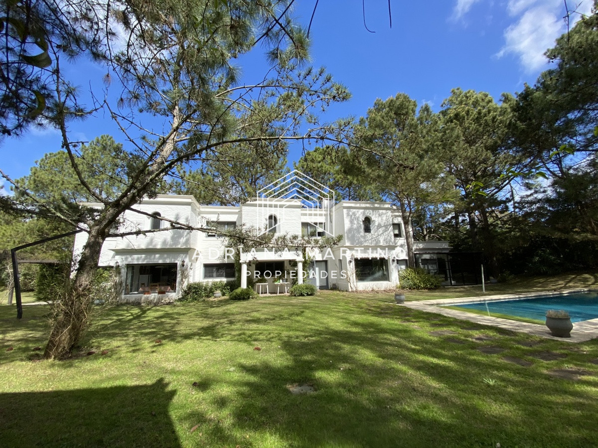 Casa en Playa Brava, espectacular ubicación.  5 dormitorios con baños en suite