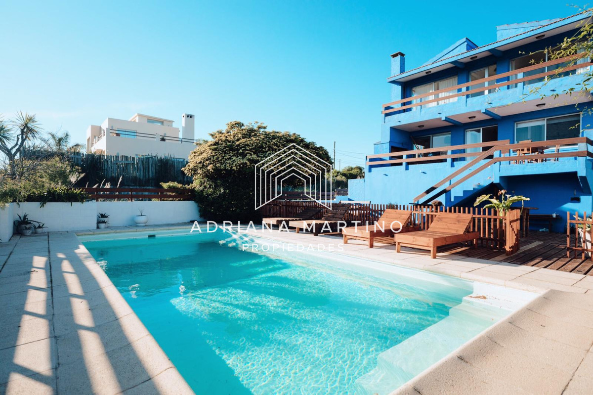 Espectacular casa ubicada en Manantiales, uno de los mas exclusivos balnearios.