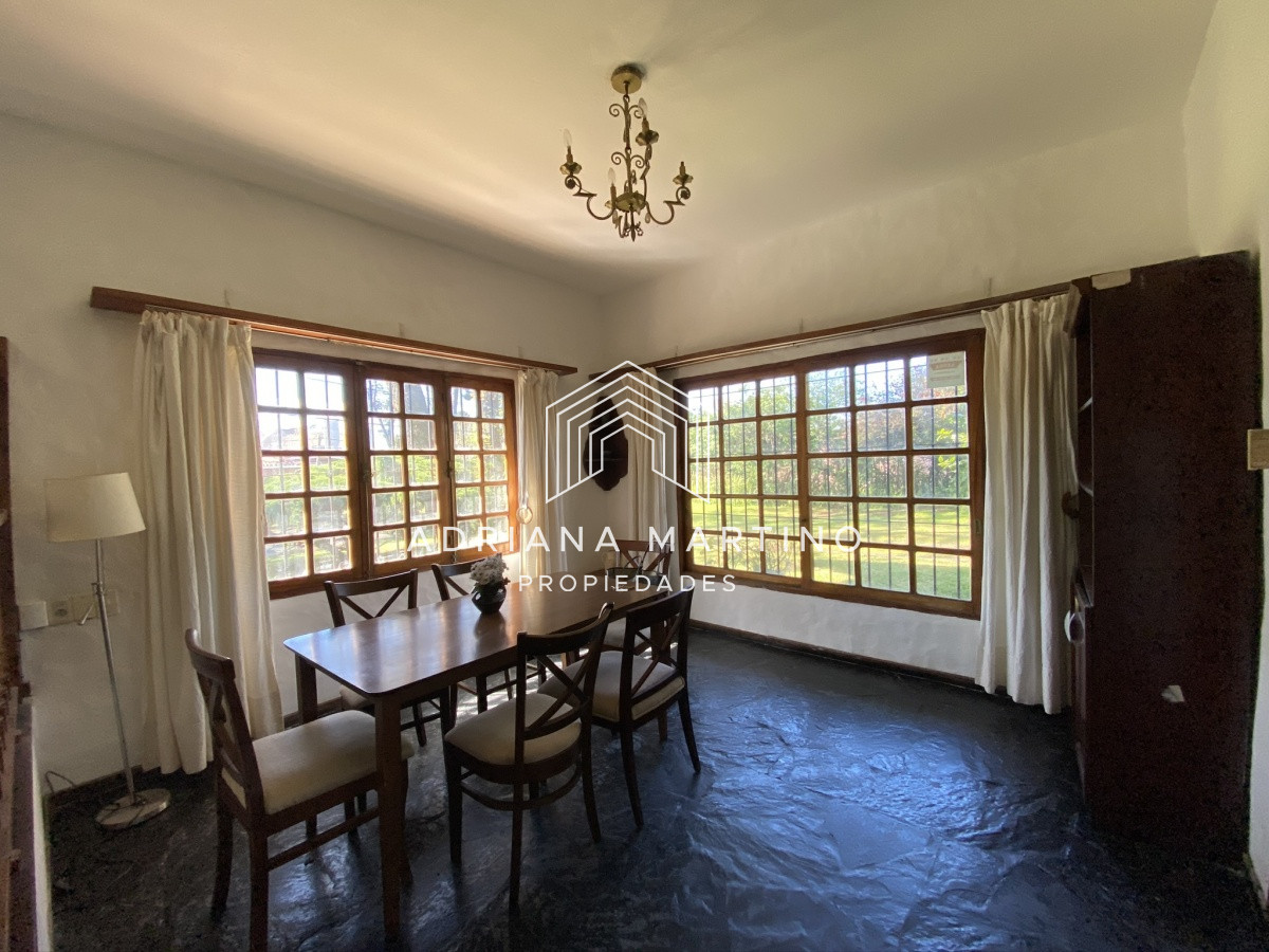 Casa ID.33379 - Casa en Pinares. Tres dormitorios, uno en suite, toilette, living comedor, dependencia de servicio. Piscina.