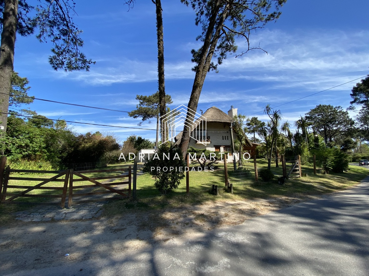 Casa ID.33379 - Casa en Pinares. Tres dormitorios, uno en suite, toilette, living comedor, dependencia de servicio. Piscina.