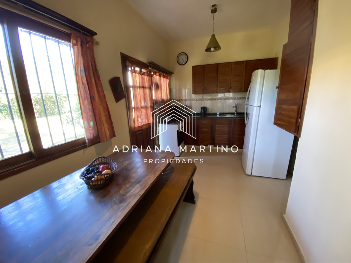 Casa ID.33379 - Casa en Pinares. Tres dormitorios, uno en suite, toilette, living comedor, dependencia de servicio. Piscina.