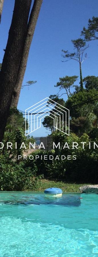 Hermosa casa con piscina y parque a metros del Mar en Playa Mansa - GoPunta - Portal Inmobiliario de Punta del Este - Maldonado