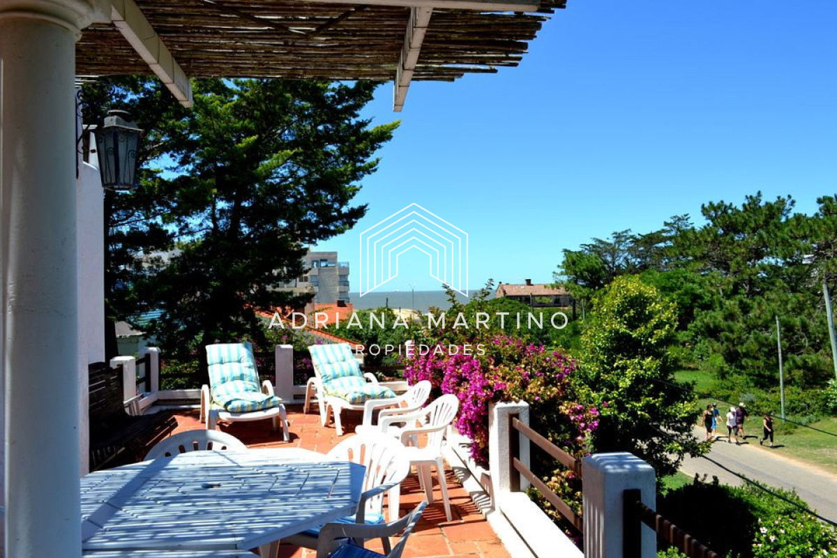 Casa en Rincón del Indio 6 dormitorios con terraza y barbacoa